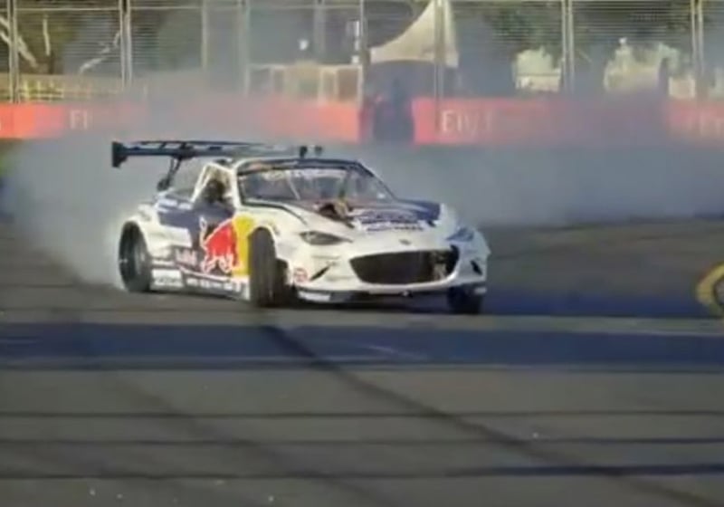 VIDEO: Daniel Ricciardo drift alvast over Albert Park Circuit