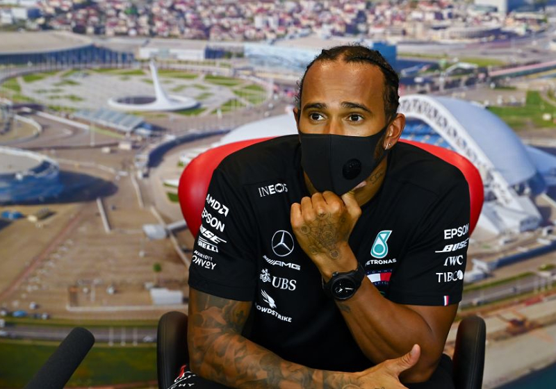 Hamilton ontevreden met bandenstrategie: "Mijn banden waren gewoon dood"