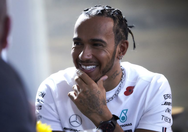 Hamilton: "Eigenlijk zou ik Kimi moeten betalen om te blijven"
