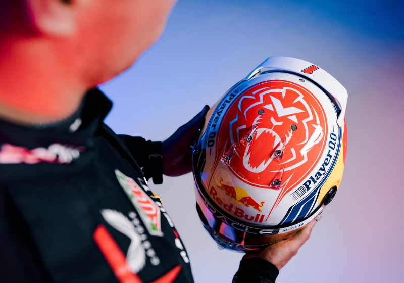 Verstappen legt keuze voor ontwerp helm uit: "Terug naar de roots"