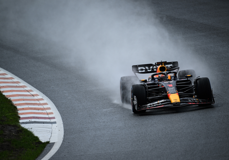 Verstappen overleeft twee stortbuien op weg naar overwinning in Dutch Grand Prix