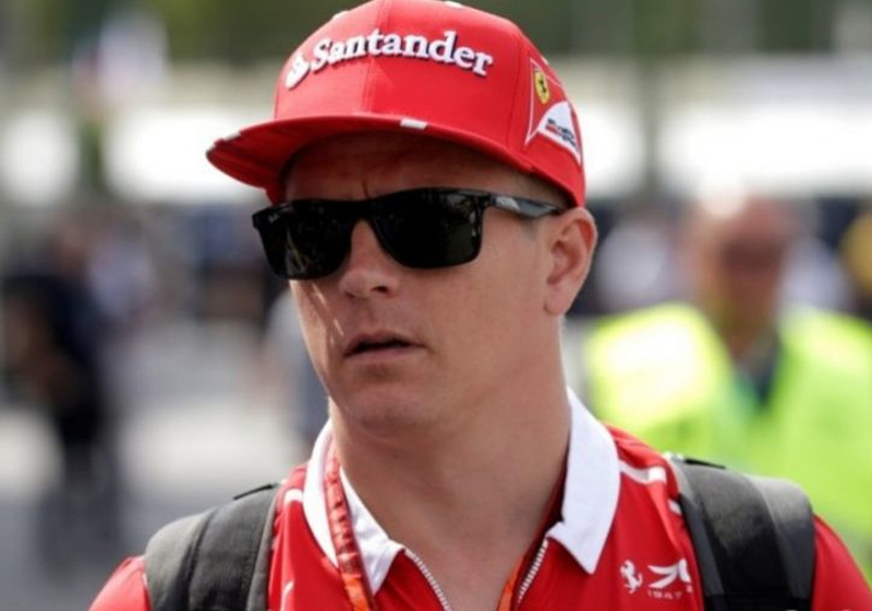 FOTO: Kimi Räikkönen laat eigen straat bij fabriek in Maranello zien