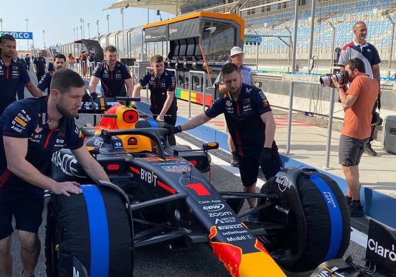 Checo Pérez: Las primeras imágenes del RB19 en la pista