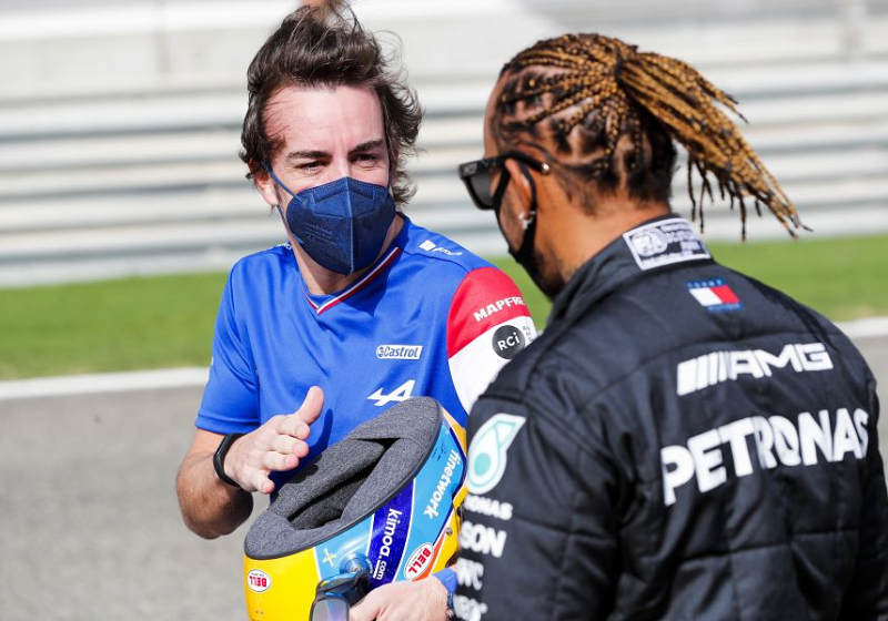 Alonso slikt woorden over kampioenschappen Hamilton in: "Alle titels zijn geweldig"