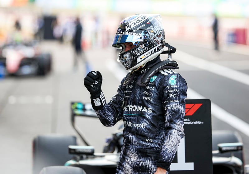 Antonelli zet pole om in zege tijdens Grand Prix van Japan, Verstappen achtste