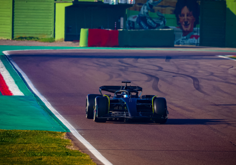 In beeld: Sergio Pérez verrijdt eerste meters voor gloednieuw Formule 1-team van Cadillac