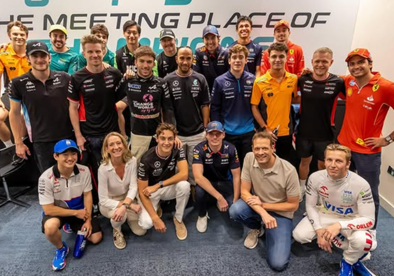 Verstappen en Russell poseren naast elkaar op foto van GPDA: "Boodschap van eenheid"