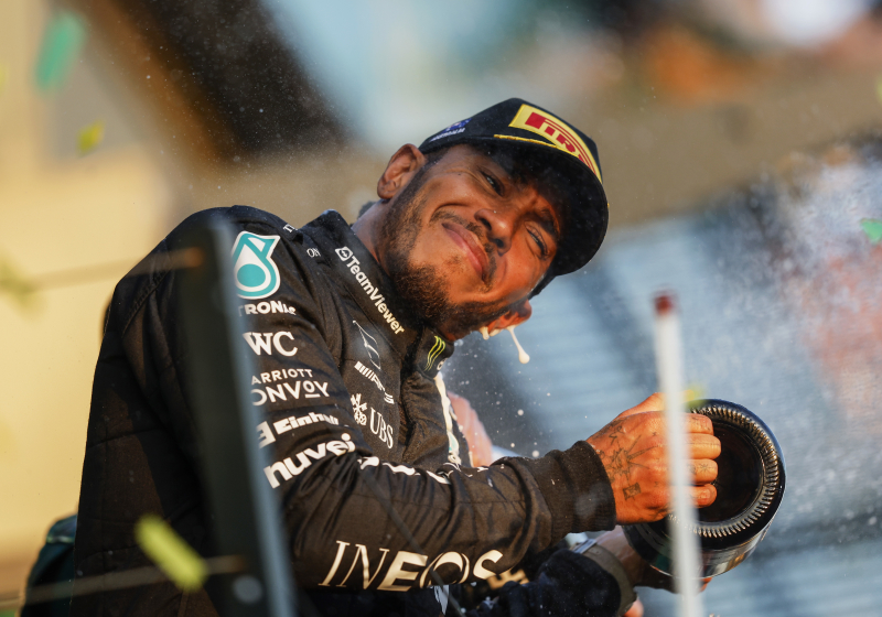 Hamilton vol lof over voormalig Mercedes-teamgenoot: "We hebben nooit ruziegemaakt"