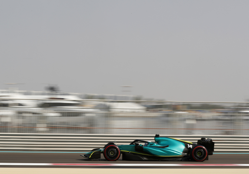 Fernando Alonso, con problemas en su AMR23 en Bahréin