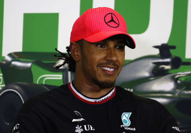 Hamilton ziet verandering in haat van tifosi jegens hem: "Konden onze teamshirts niet eens dragen"