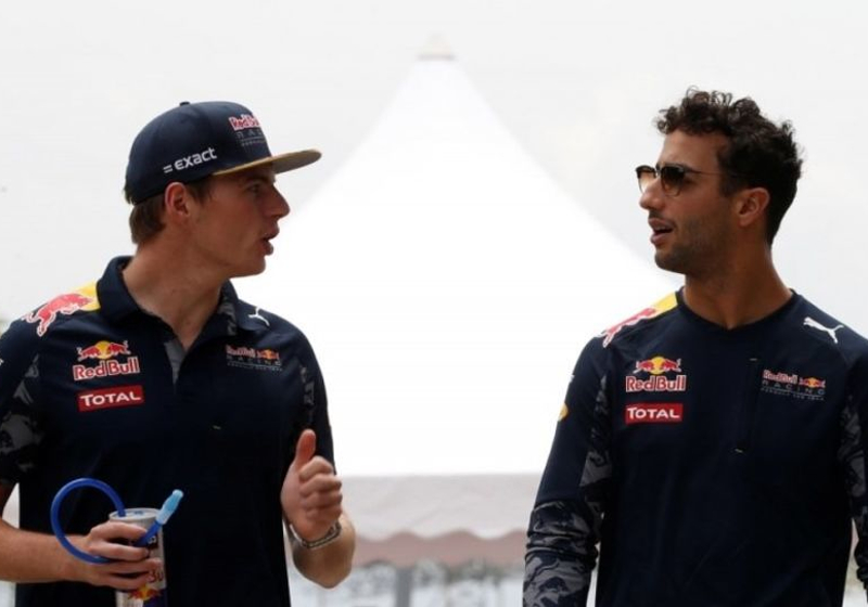 Dit zijn de nieuwe racepakken van Verstappen en Ricciardo
