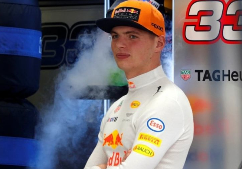 FOTO: Max Verstappen brengt bezoek aan eigen winkel in Swalmen