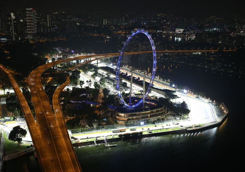 Leclerc pakt pole in Singapore, voor Pérez en Hamilton, Verstappen op P8
