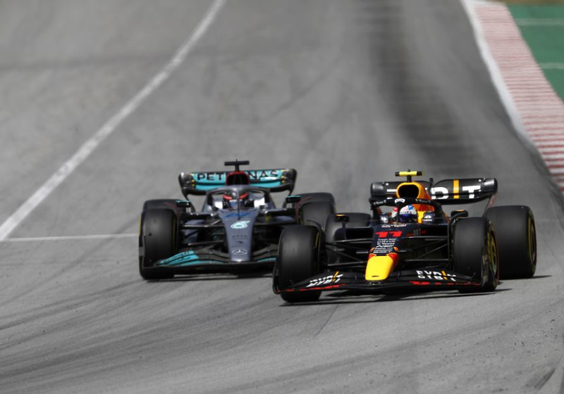 Russell: "Me sorprendió lo que tardó Checo en rebasarme"