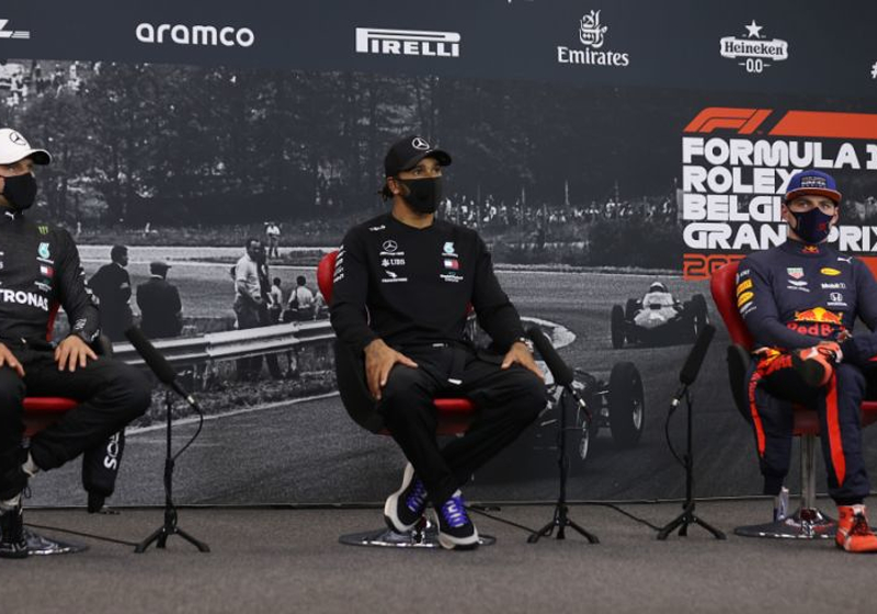 Hamilton: 'Verstappen staat er alleen voor bij Red Bull Racing'