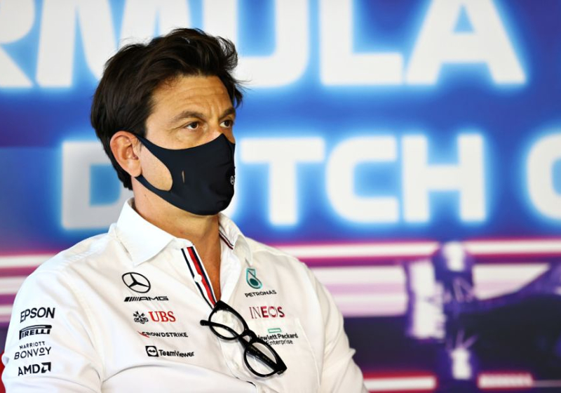 Wolff krabbelt terug over 'tactische fout': "Verstappen niet opzettelijk tegen Hamilton aangereden"