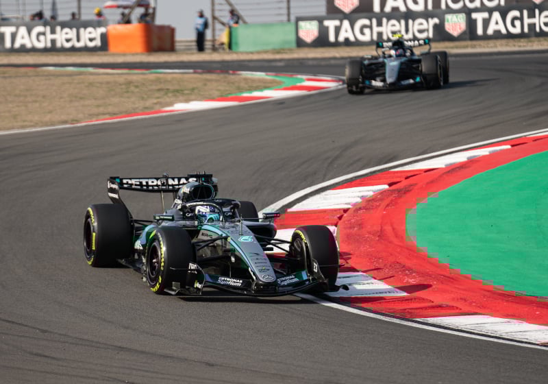 LIVE | Sprint in China: Russell rijdt weg na gevecht met Hamilton, Verstappen op P13