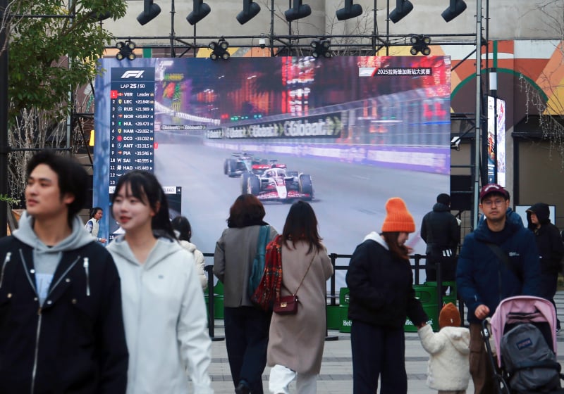 Hachelijke momenten voor Antonelli: Italiaan geduwd door horde Chinese fans