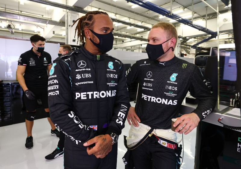 Plooij ziet lichte paniek bij Mercedes na openingsrace: 'Ze knijpen hem hoor'