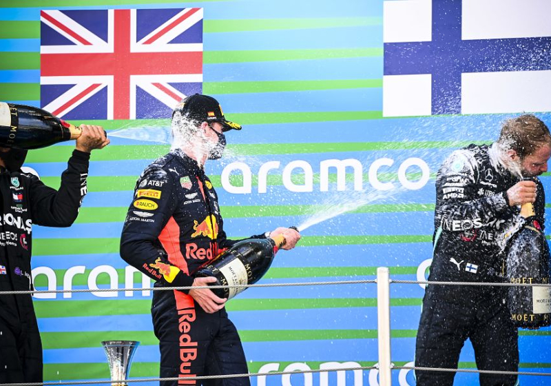 Hamilton geniet van rivaliteit Verstappen: "Ik hou van de uitdaging die hij me geeft"