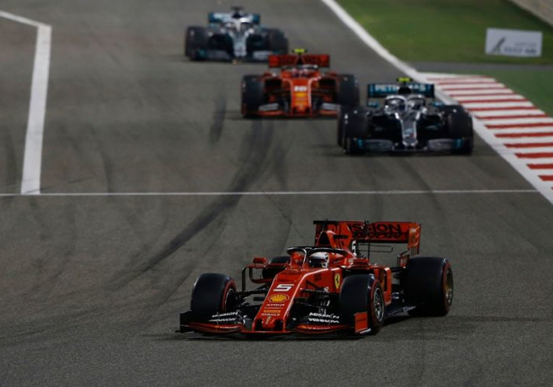 Binotto: "Het verbaast me dat ze het contract met Hamilton nog niet geregeld hebben"