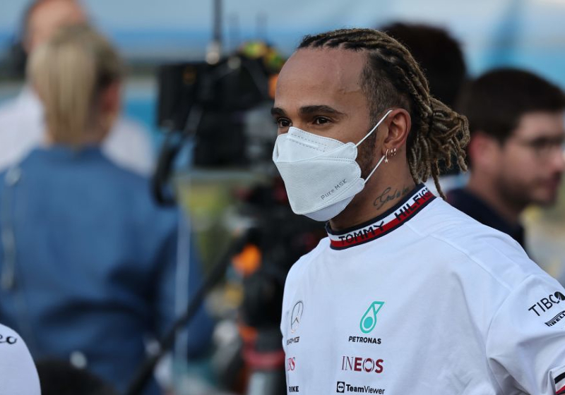 Mercedes explain Hamilton "difficult position" message
