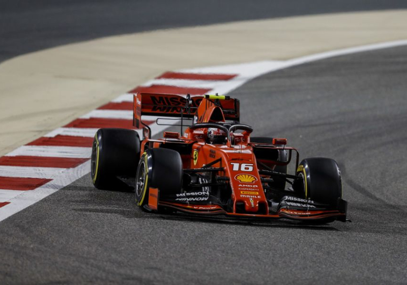 Leclerc loopt eerste zege mis: 'Dit hoort bij motorsport'