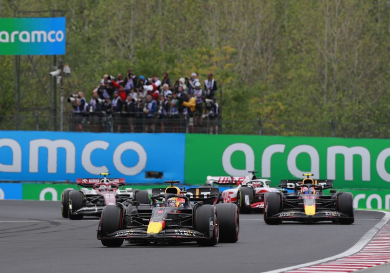 Red Bull culpa a Checo por la negativa de rebase a Verstappen