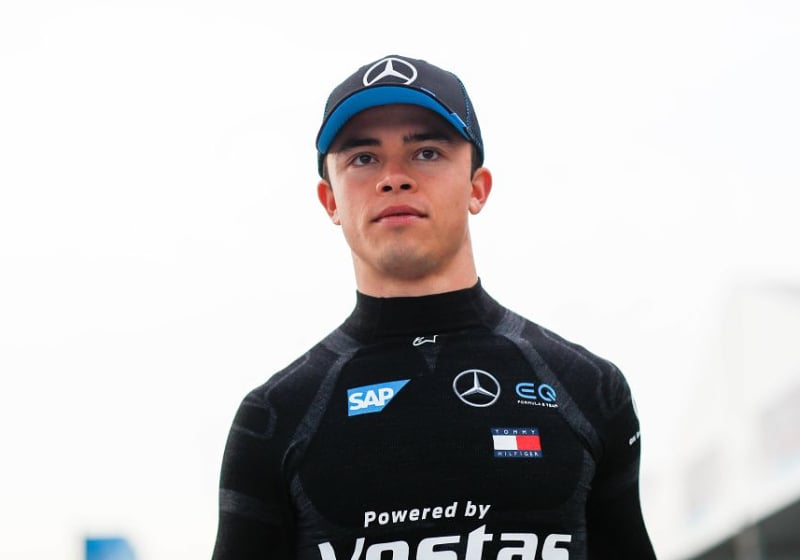 De Vries en Vandoorne namens Mercedes achter het stuur tijdens Young Driver Test