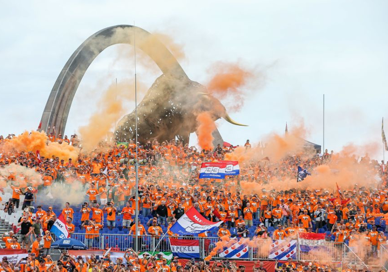 Het internet reageert op juichende Oranjefans na crash Hamilton: "Dit maakt mij ziek"