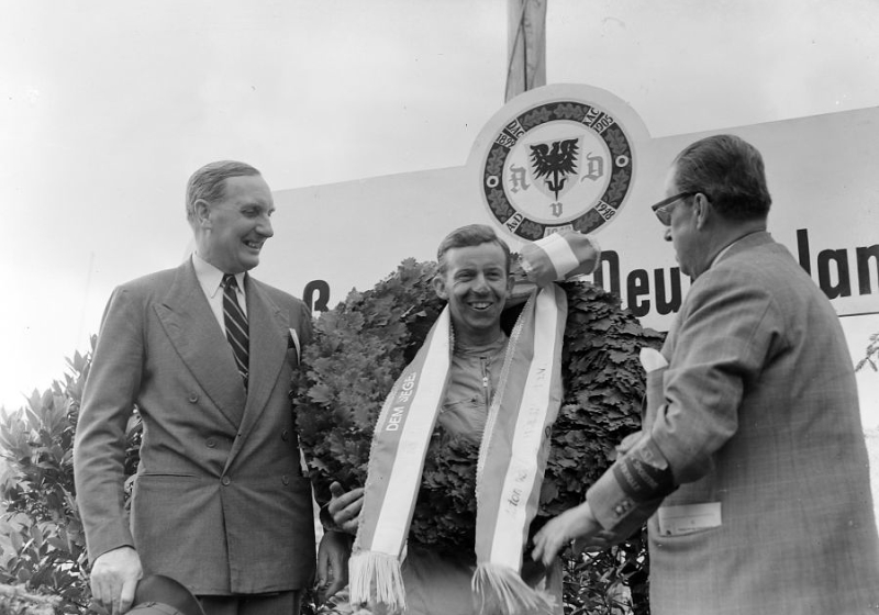 F1 race winner Tony Brooks dies aged 90
