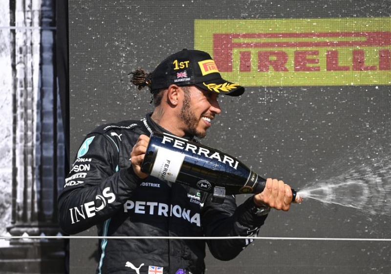 Wolff spreekt Verstappen tegen: 'Wisten dat hij in orde was voor we de overwinning vierden'