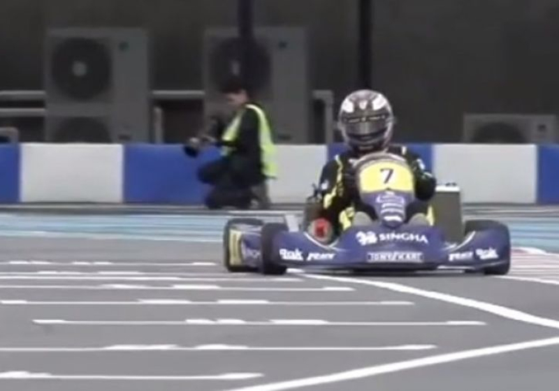 Kimi Räikkönen wint kartrace in Thailand