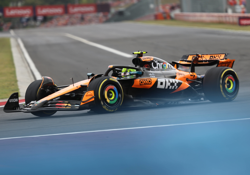 Norris wint in Hongarije na titanenstrijd met Piastri, Verstappen kleurloos