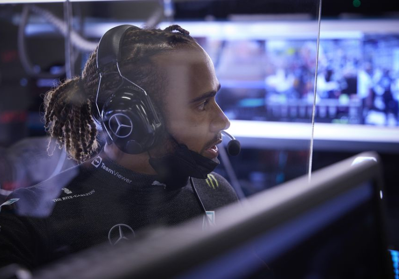 Hamilton suggereert straf voor Red Bull in rijdersbriefing Franse GP