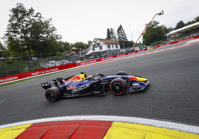 Verstappen lyrisch na weergaloze Hadjar-slipstream: 'Anders was het P6 of zoiets'