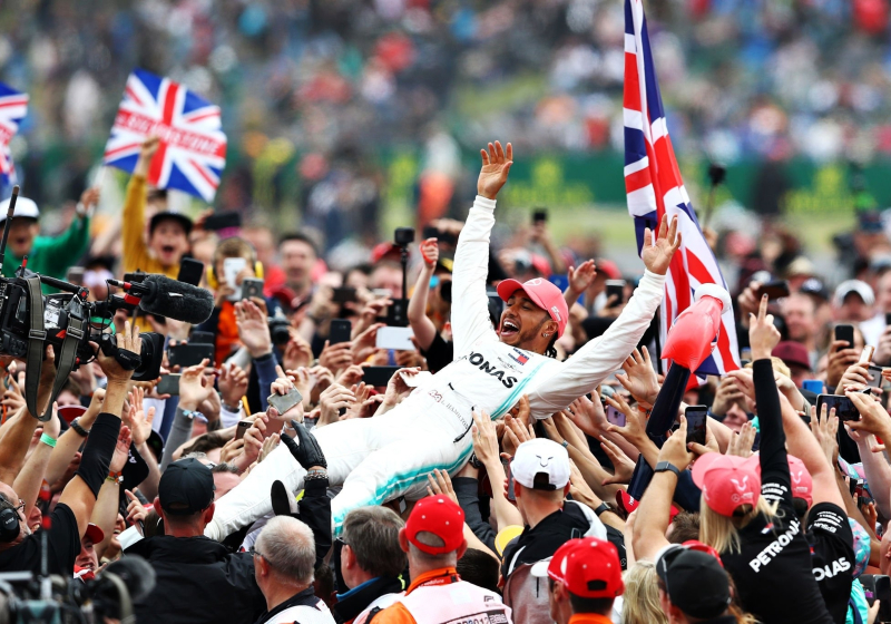 Hamilton fans stunned after surprise signing session
