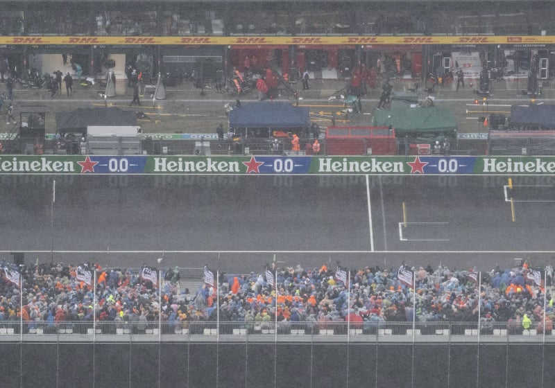 Schade bij Williams: deel van tent over dakterras hospitality loopt schade op door hevige wind