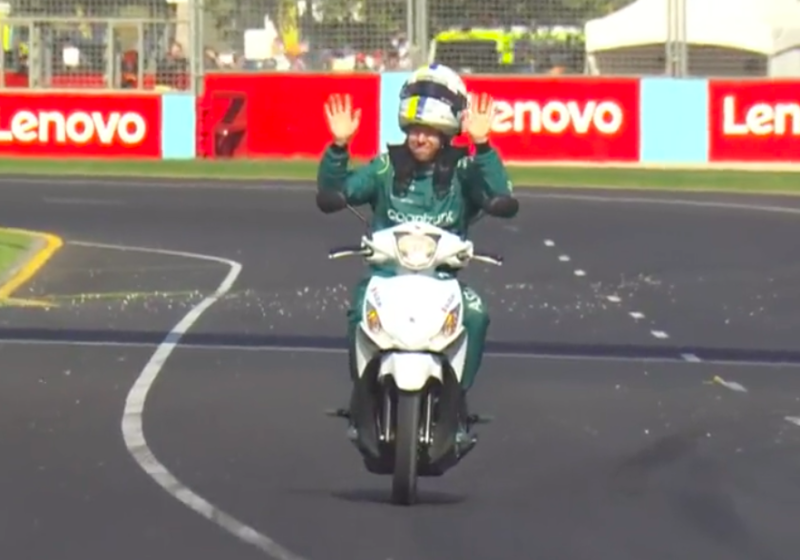 "Soy Sebastian Vettel, ¿me prestas tu scooter?"