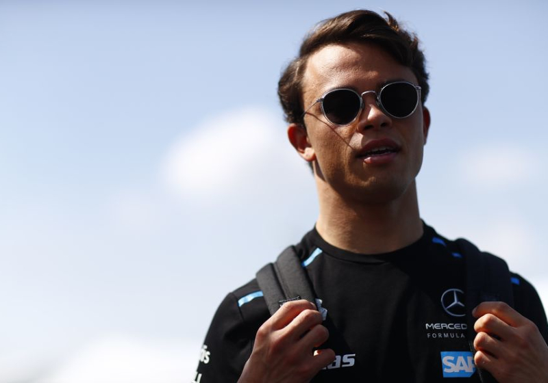 De Vries wordt tegengehouden op het vliegveld en kan niet naar Londen