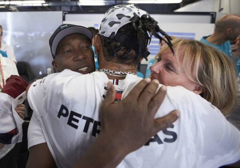 Vader Hamilton snapt Formule 1 niet: "Waarom racen tijdens coronacrisis?"