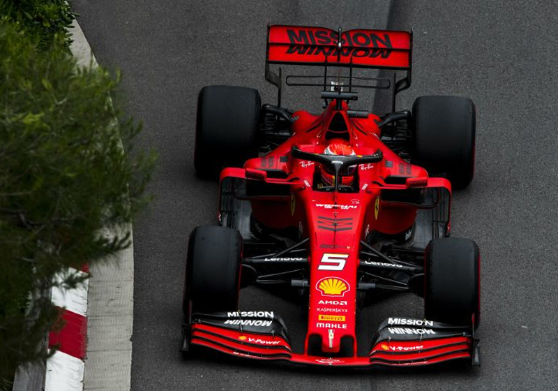 Vettel verrassend tweede: 'Goed resultaat, mede dankzij moment van Verstappen en Bottas'