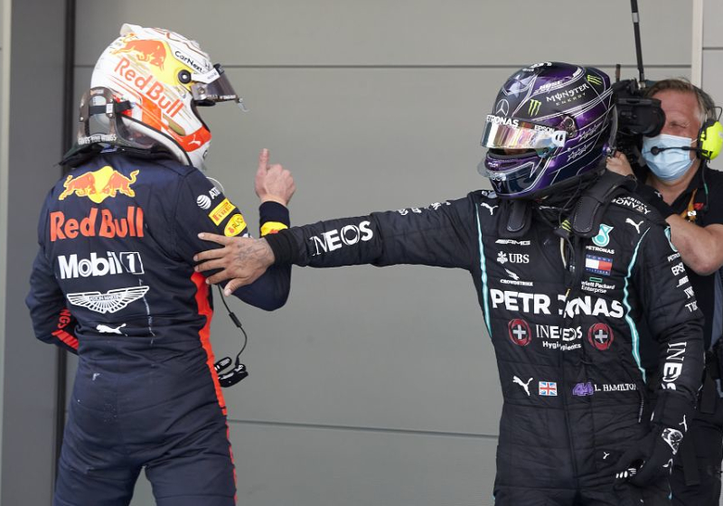 Hamilton over titelstrijd met Verstappen: 'Heb me wel eens terug moeten trekken'