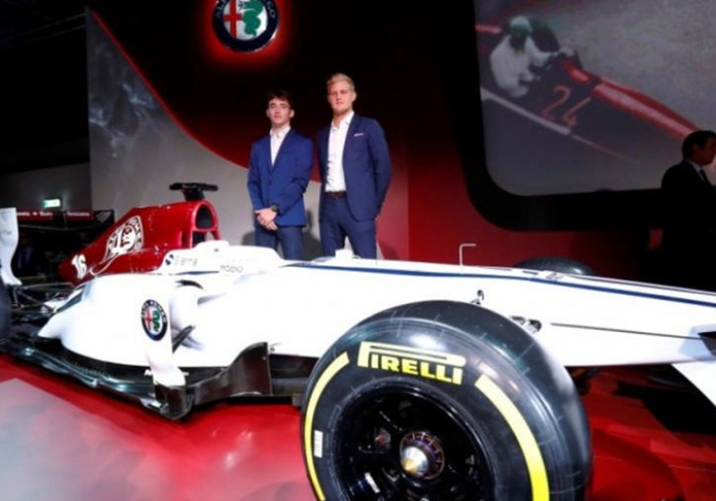 FOTO: Sauber-coureurs krijgen voor het eerst nieuwe stuurwiel in handen