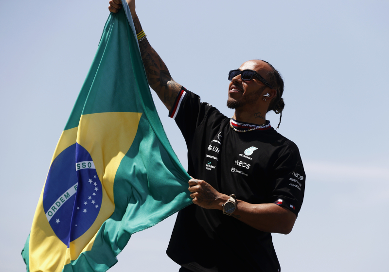 Hamilton aparece en el paddock de Brasil con el exclusivo traje de Senna
