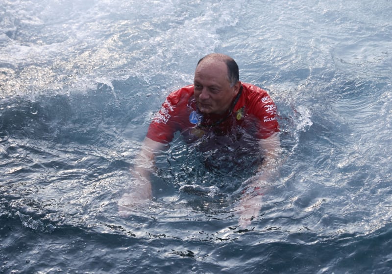 VIDEO: Leclerc duwt Vasseur in het water tijdens festiviteiten in Monaco