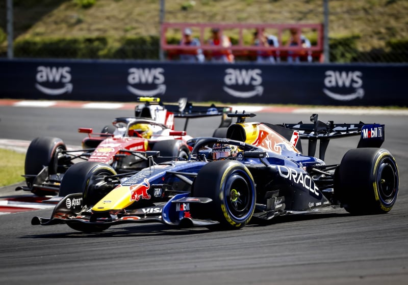 Verstappen tweede in GP Hongarije na ongekende inhaalactie op Hamilton, Norris wint