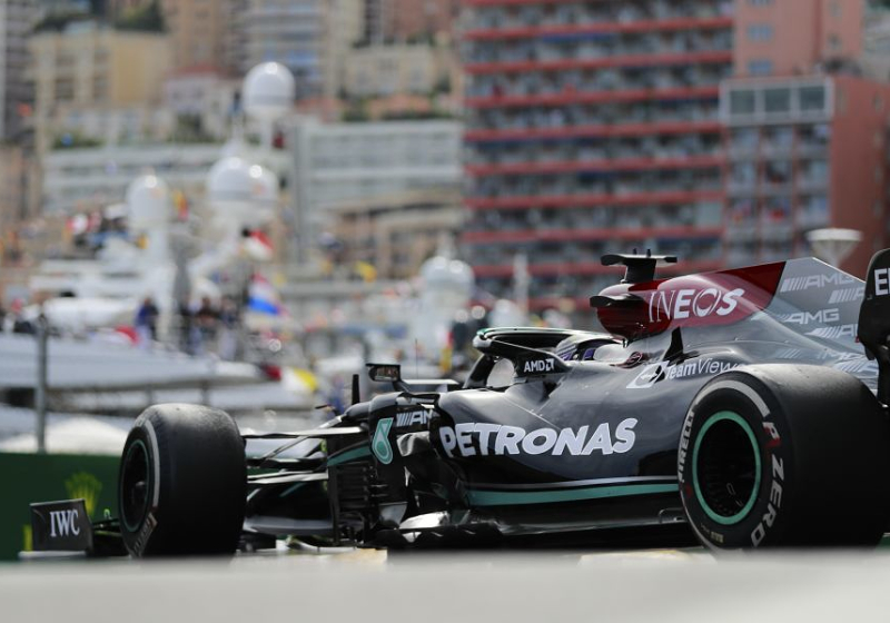 Mercedes 'roll of the dice' led to Hamilton error - Rosberg