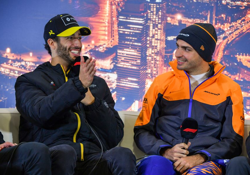 Sainz reageert met een knipoog op uitspraken Ricciardo: "Stijl en klasse kun je niet kopen"