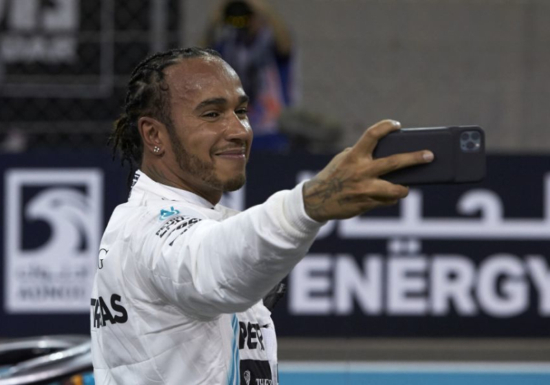 Hamilton blijft flirten met Ferrari: "Wie weet wat de rijdersmarkt gaat doen"